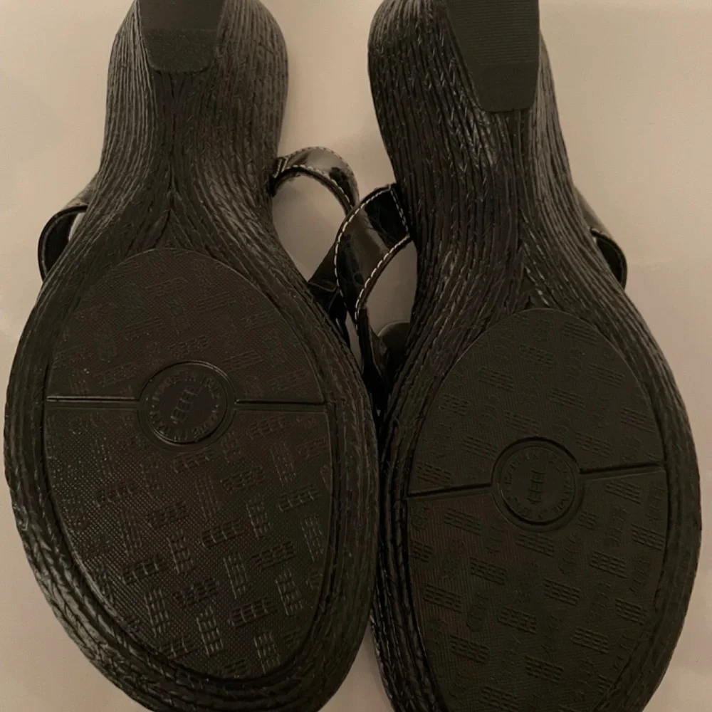 Sandals - Picture 3 of 4